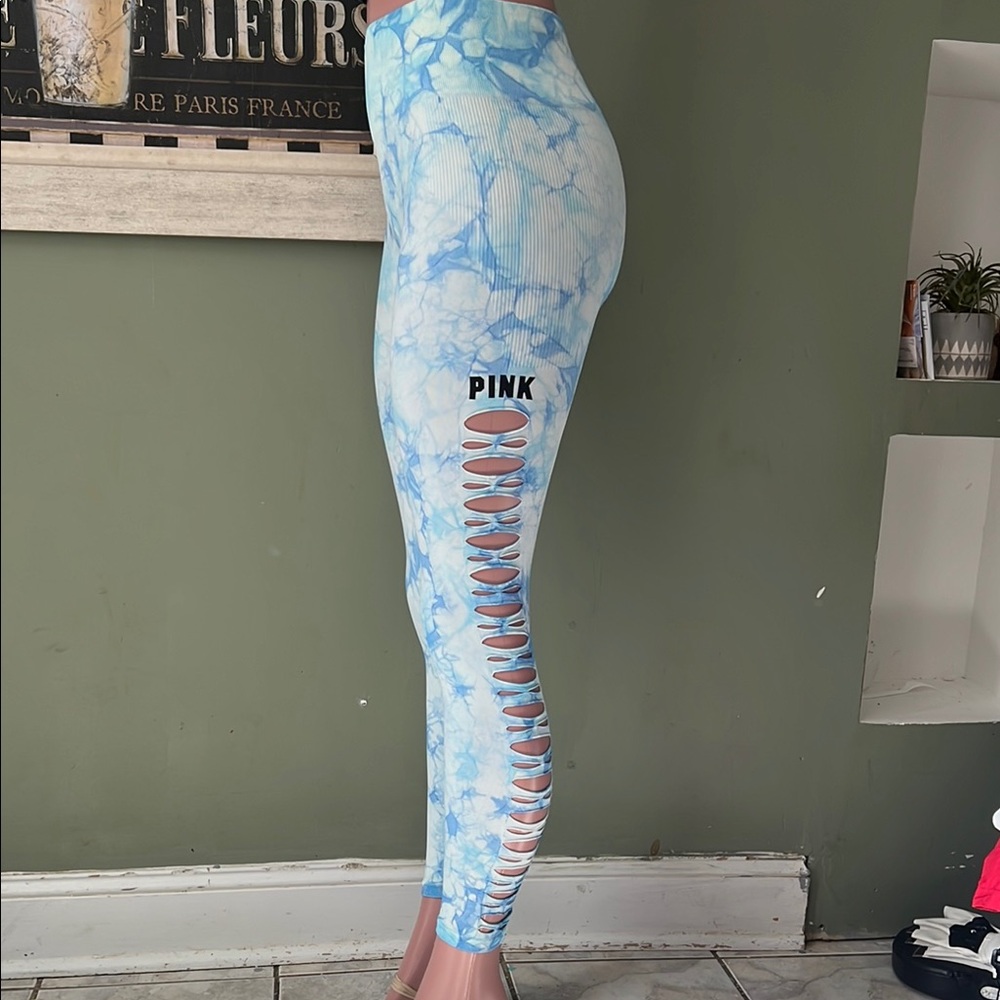 PINK
VICTORIA'S SECRET
COOL& COMFY leggings